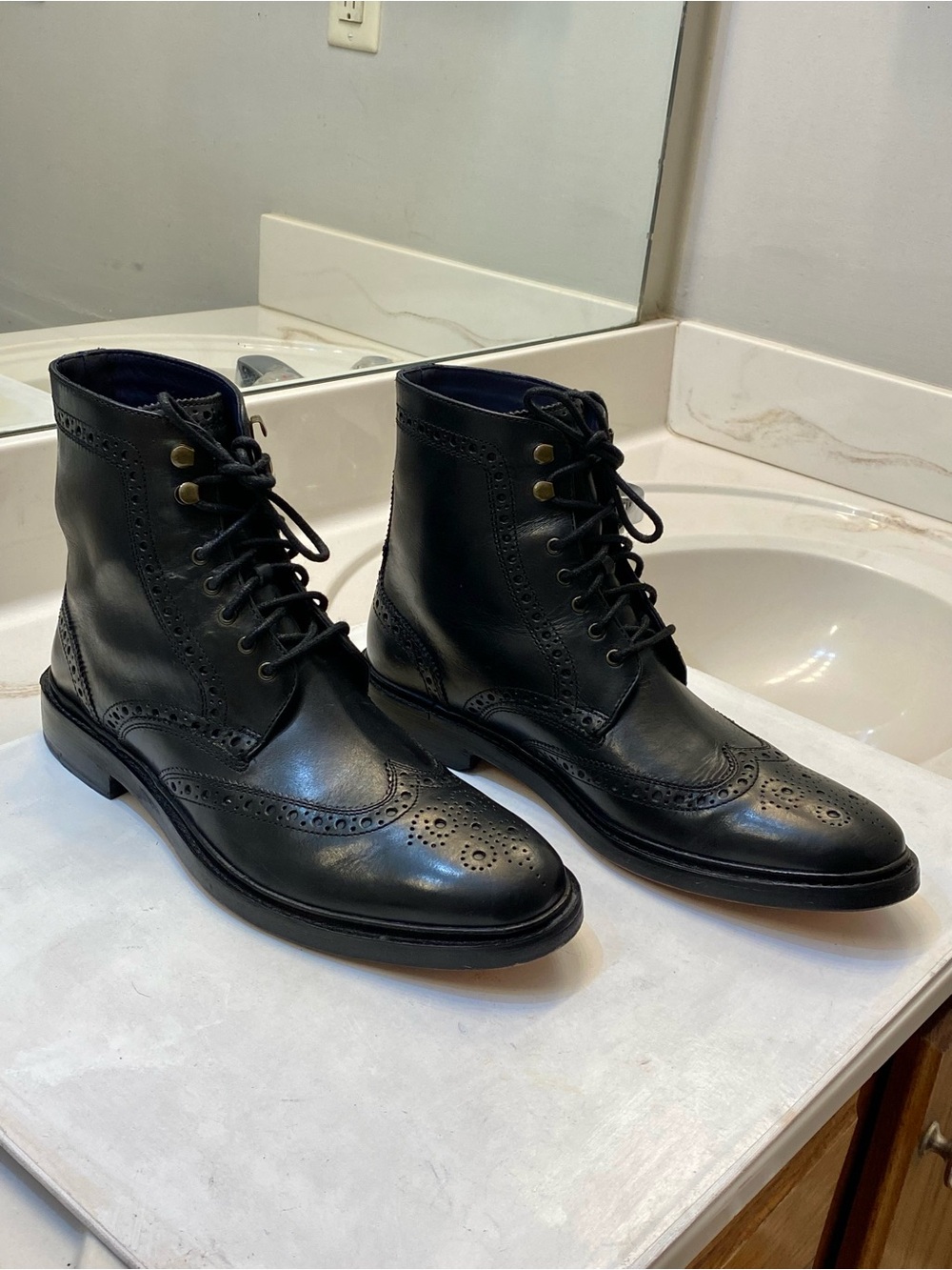 COLE HAAN Wingtip Brogue Men’s Laced up boots, Size 9.5M excellent condition